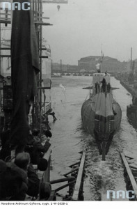 Fot. 6 ORP Orzeł tuż po zjeździe z pochylni w czasie wodowania 15 stycznia 1938 r. w stoczni Vlissingen