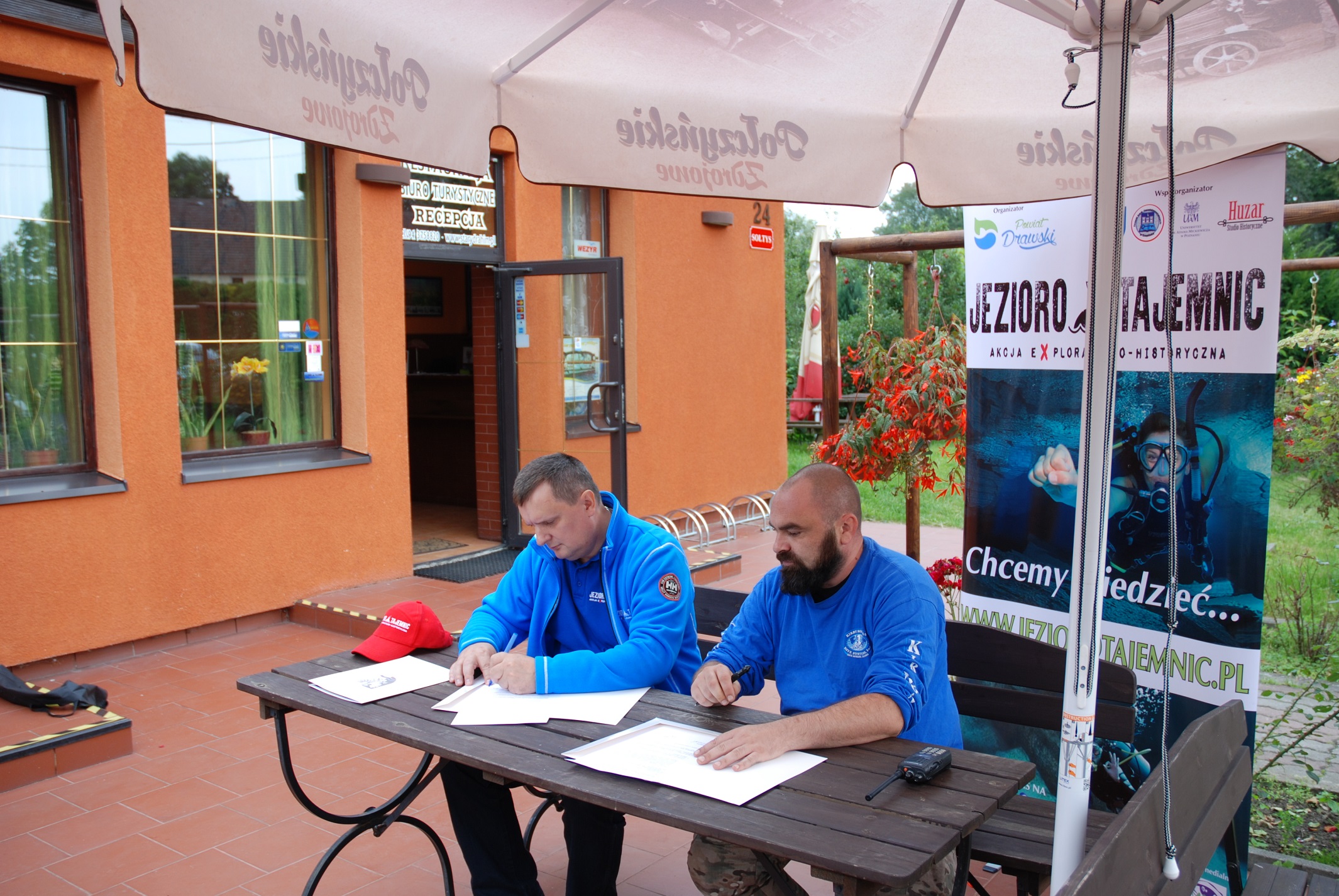 Podpisanie deklaracji sponsorskiej przed restauracją Stary Drahim