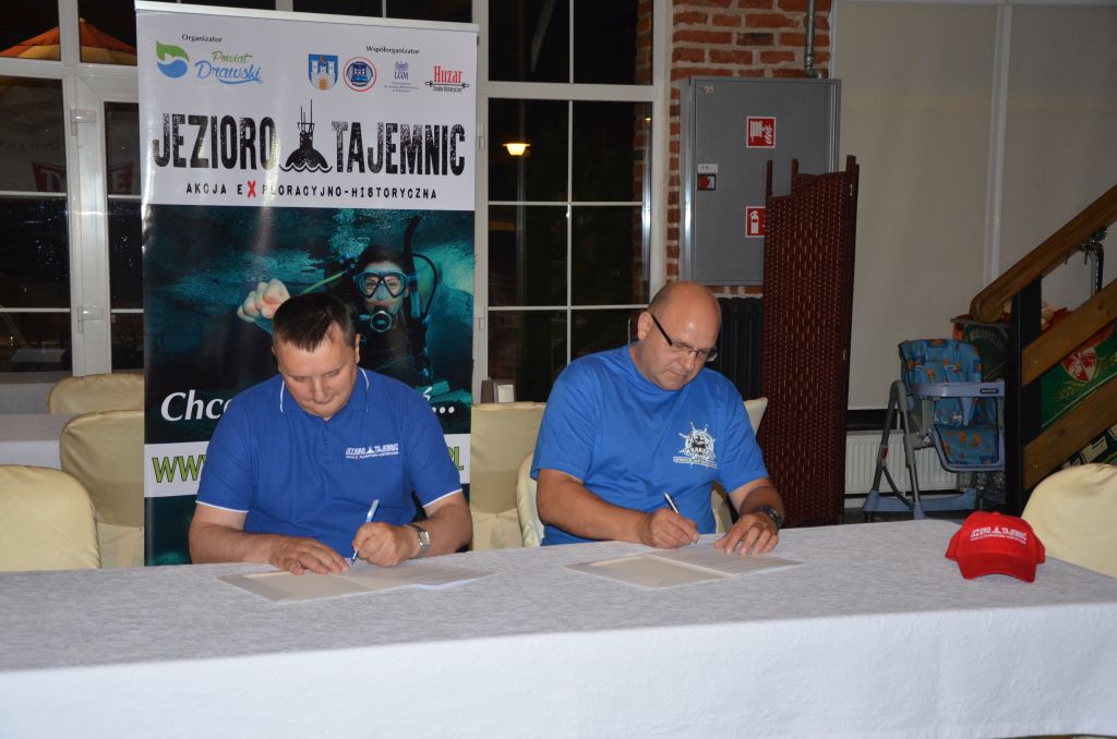 Podpisanie deklaracji sponsorskiej Starosta Stanisław Kuczyński i Grzegorz Forysiak